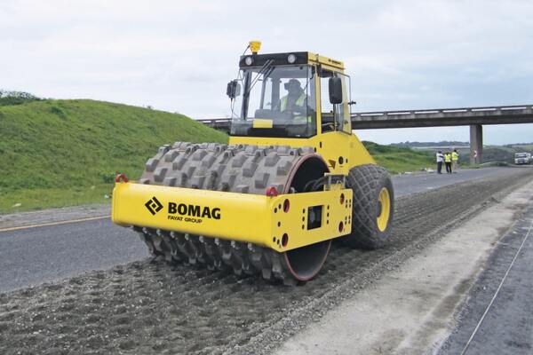 BOMAG BW 213 DH-4 С бандажами