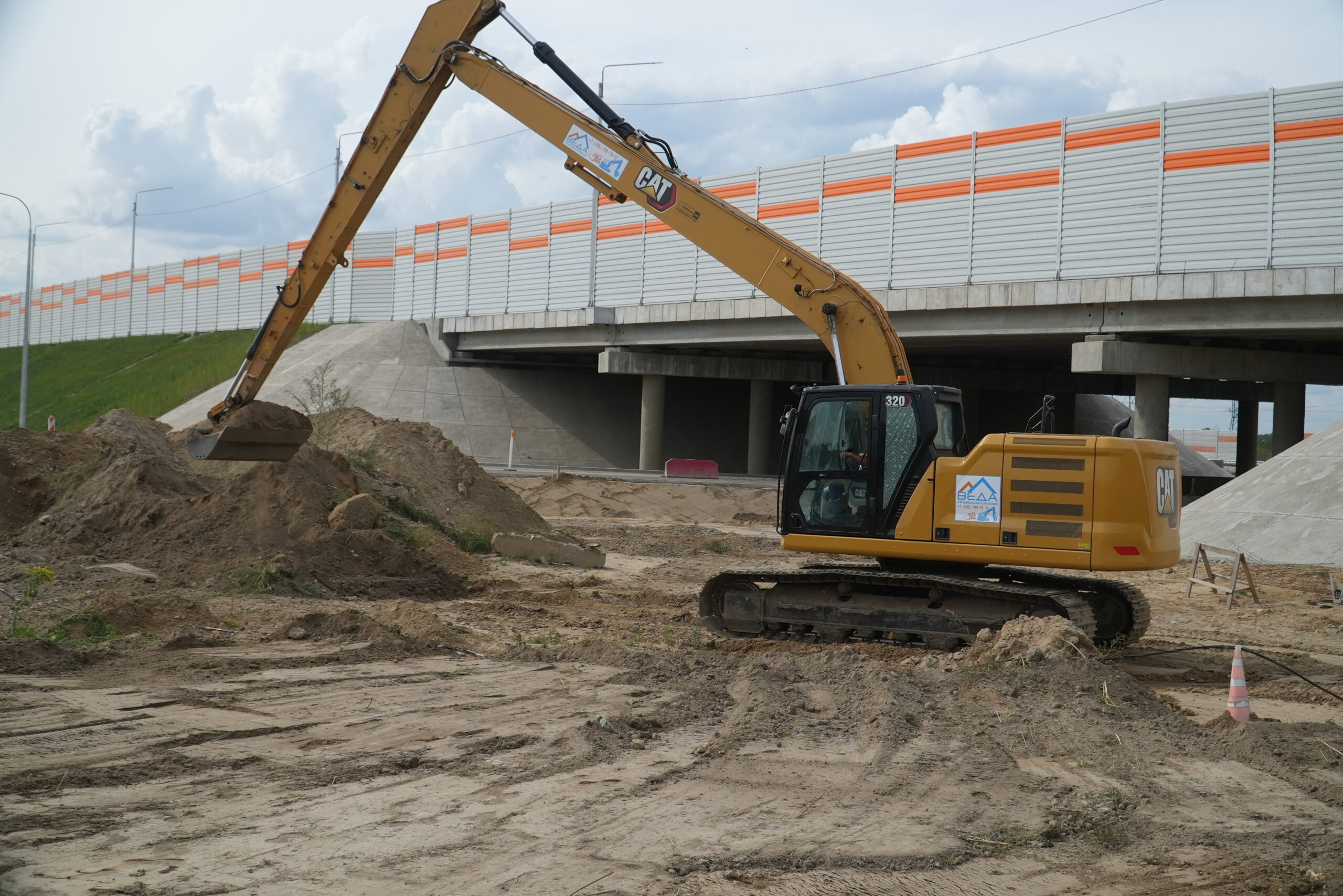 CAT 320 на болотном ходу (16м)