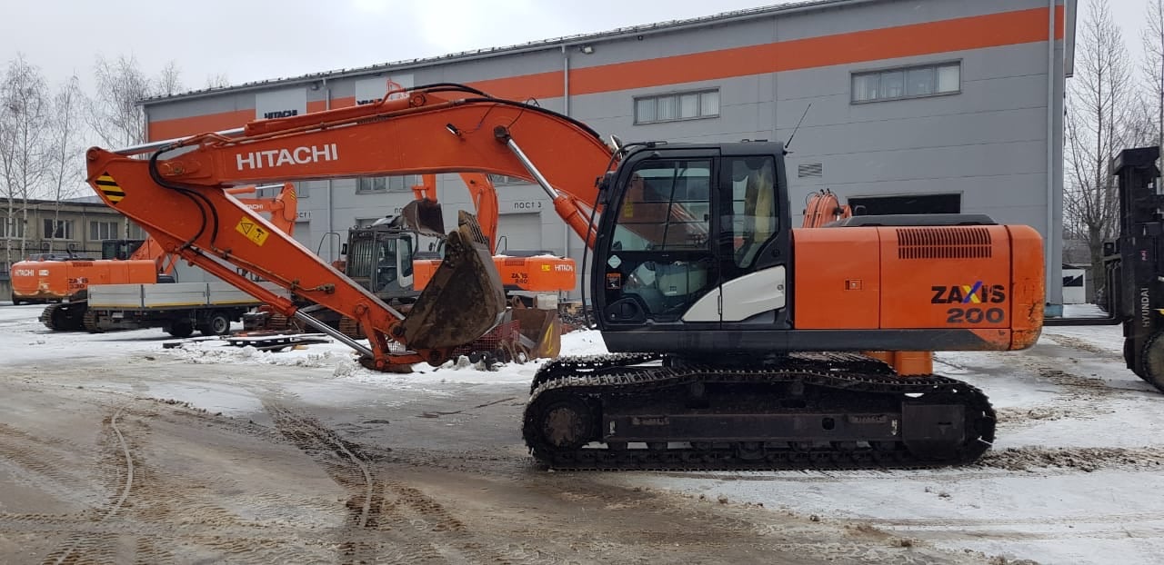 HITACHI ZX200-5G на болотном ходу